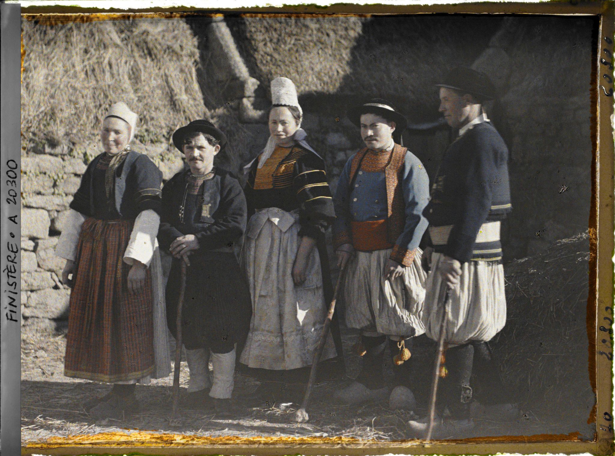 Habitants de Penmarc'h en costume traditionnel Bigouden